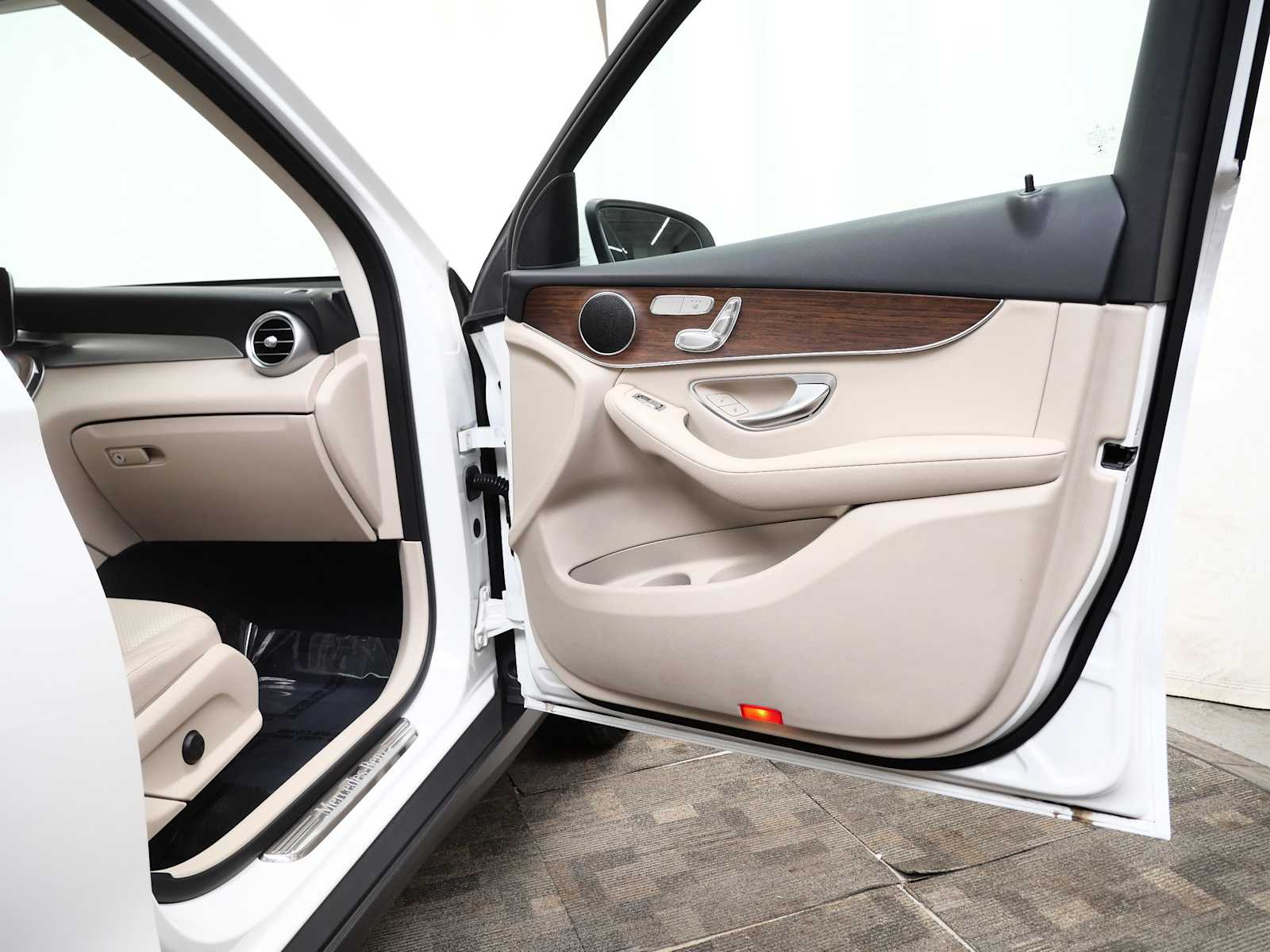 Thumbnail: 2022 Mercedes-Benz GLC - 11