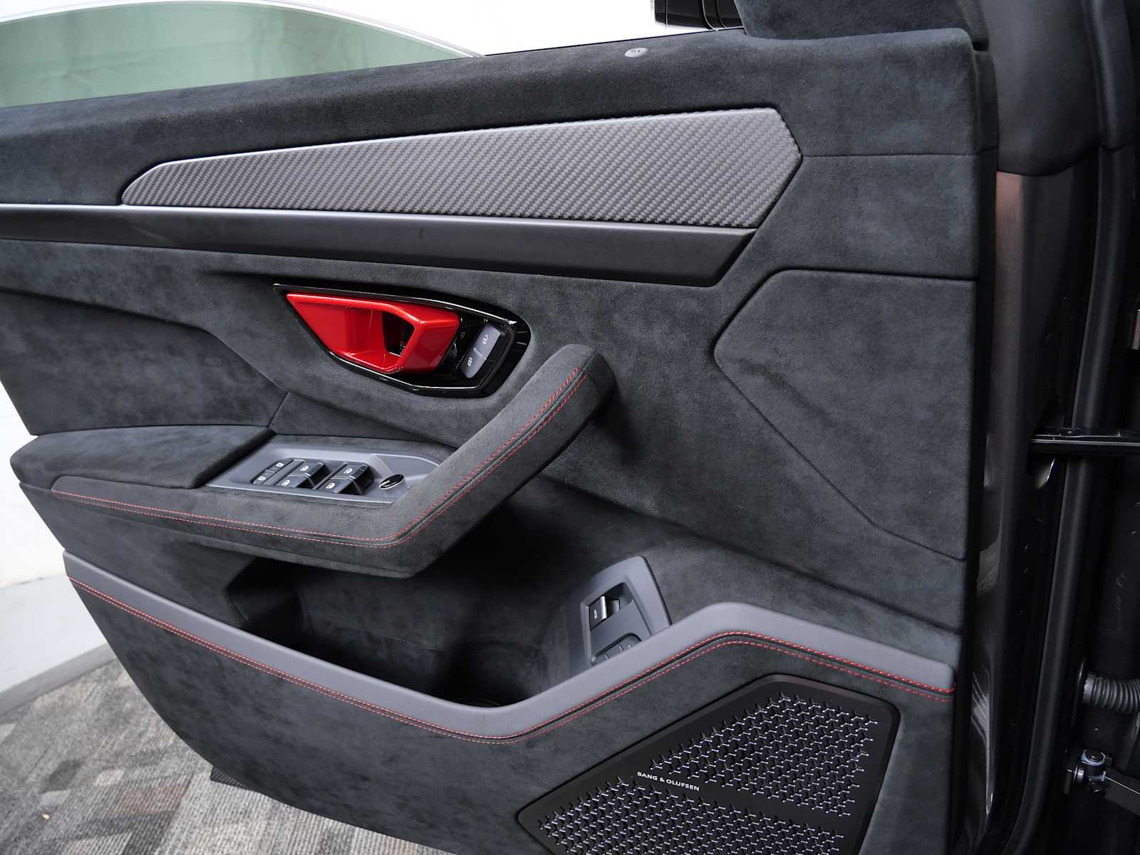 Thumbnail: 2023 Lamborghini Urus - 32