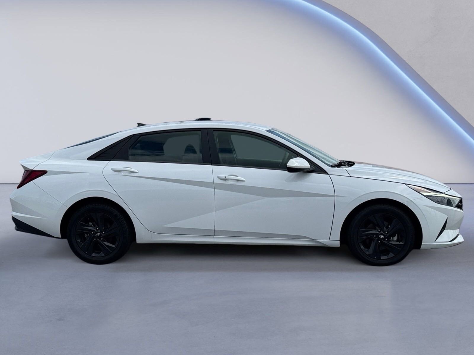 2023 Hyundai Elantra SEL photo 2