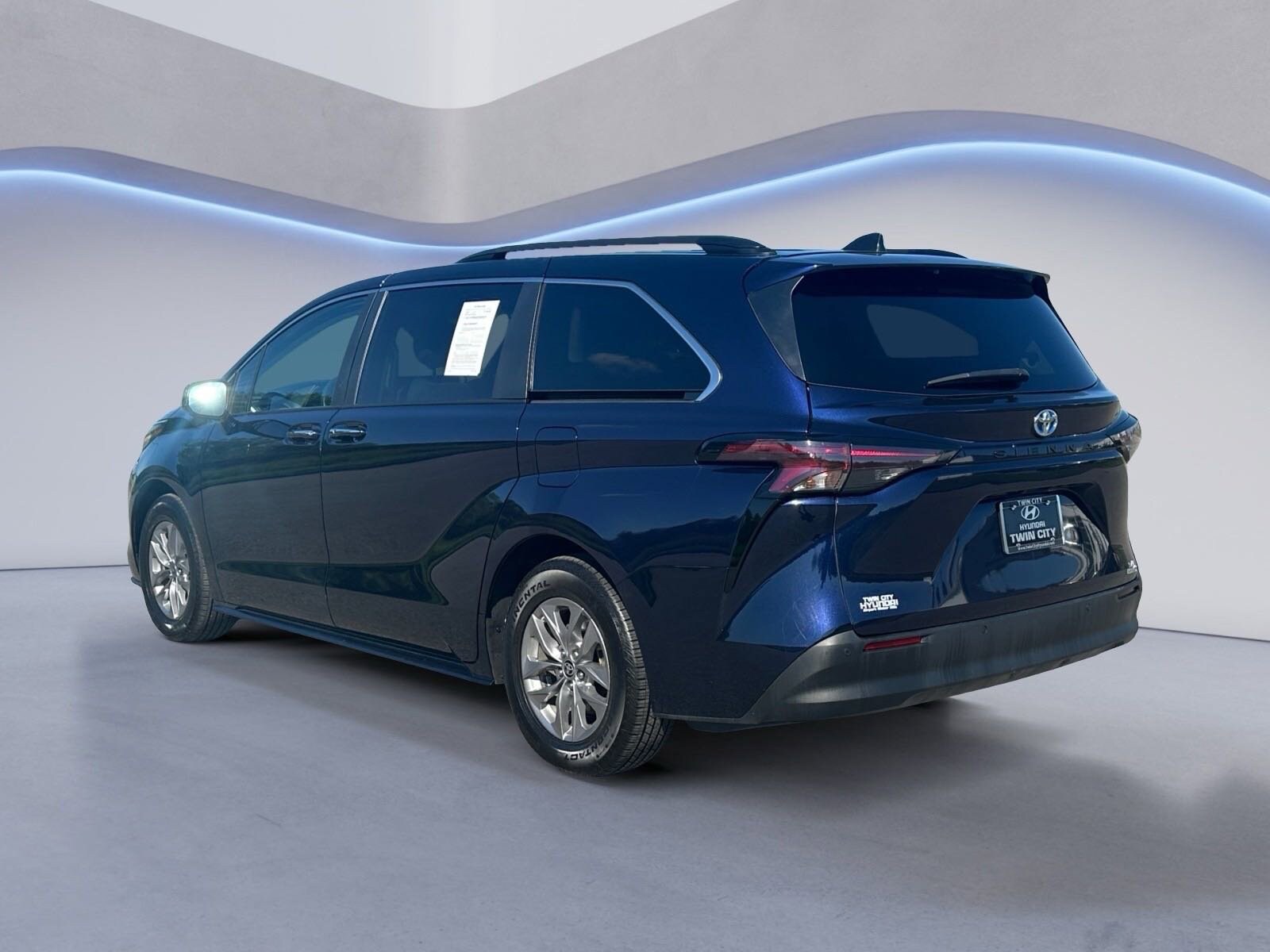 2023 Toyota Sienna XLE photo 3