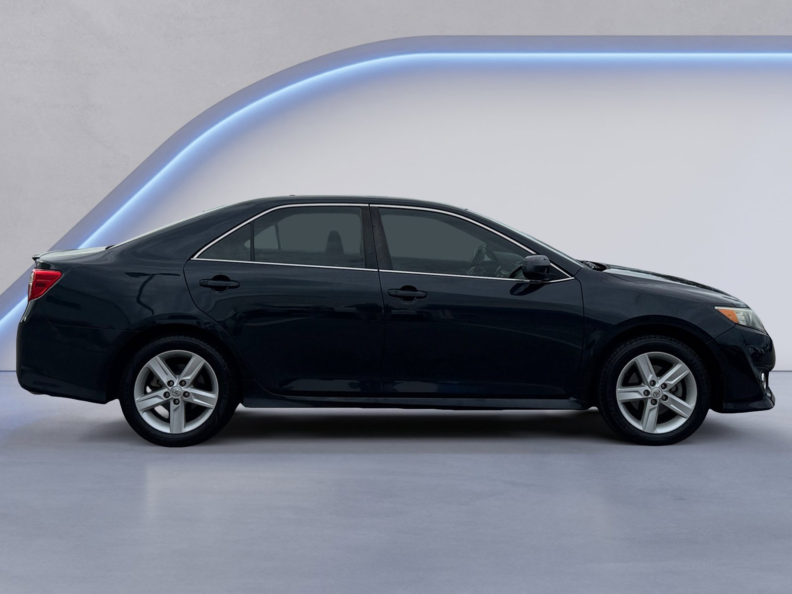 2014 Toyota Camry SE photo 2
