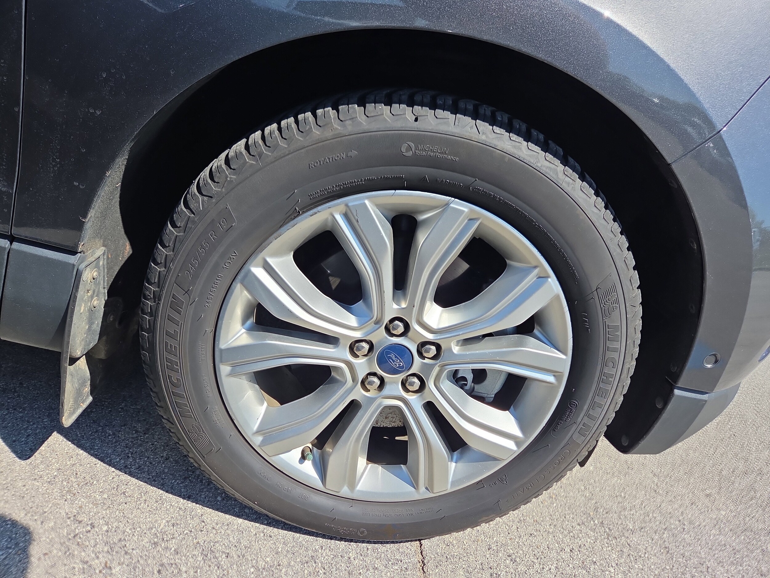 2020 Ford Edge Titanium photo 2