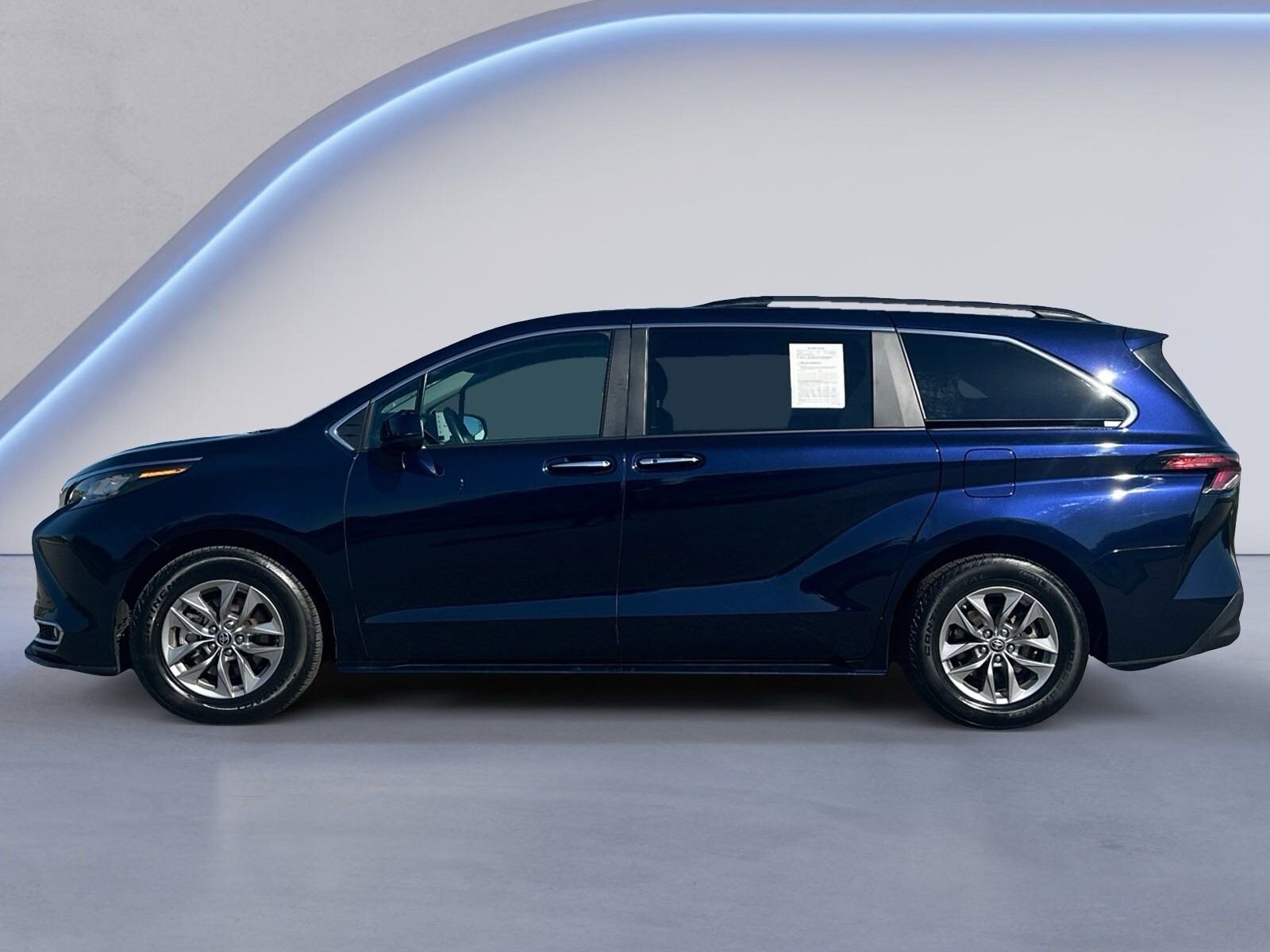 2023 Toyota Sienna XLE photo 2