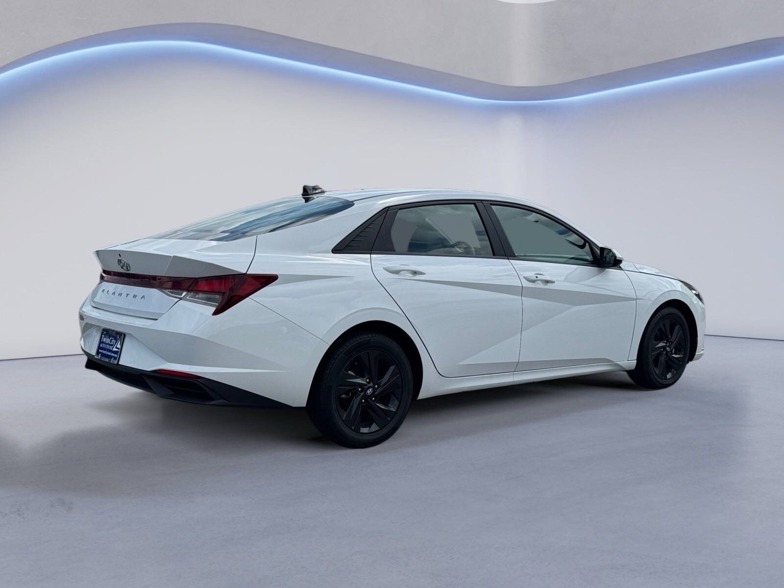 2023 Hyundai Elantra SEL photo 3