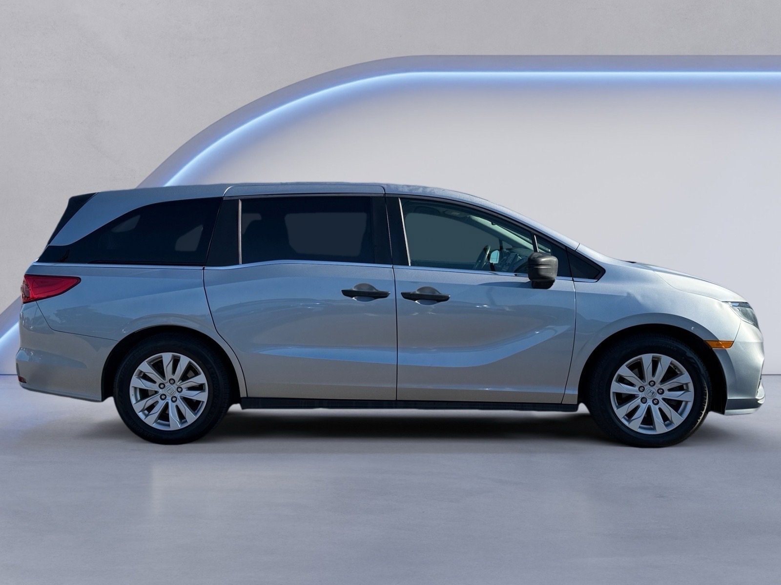 2018 Honda Odyssey LX photo 2