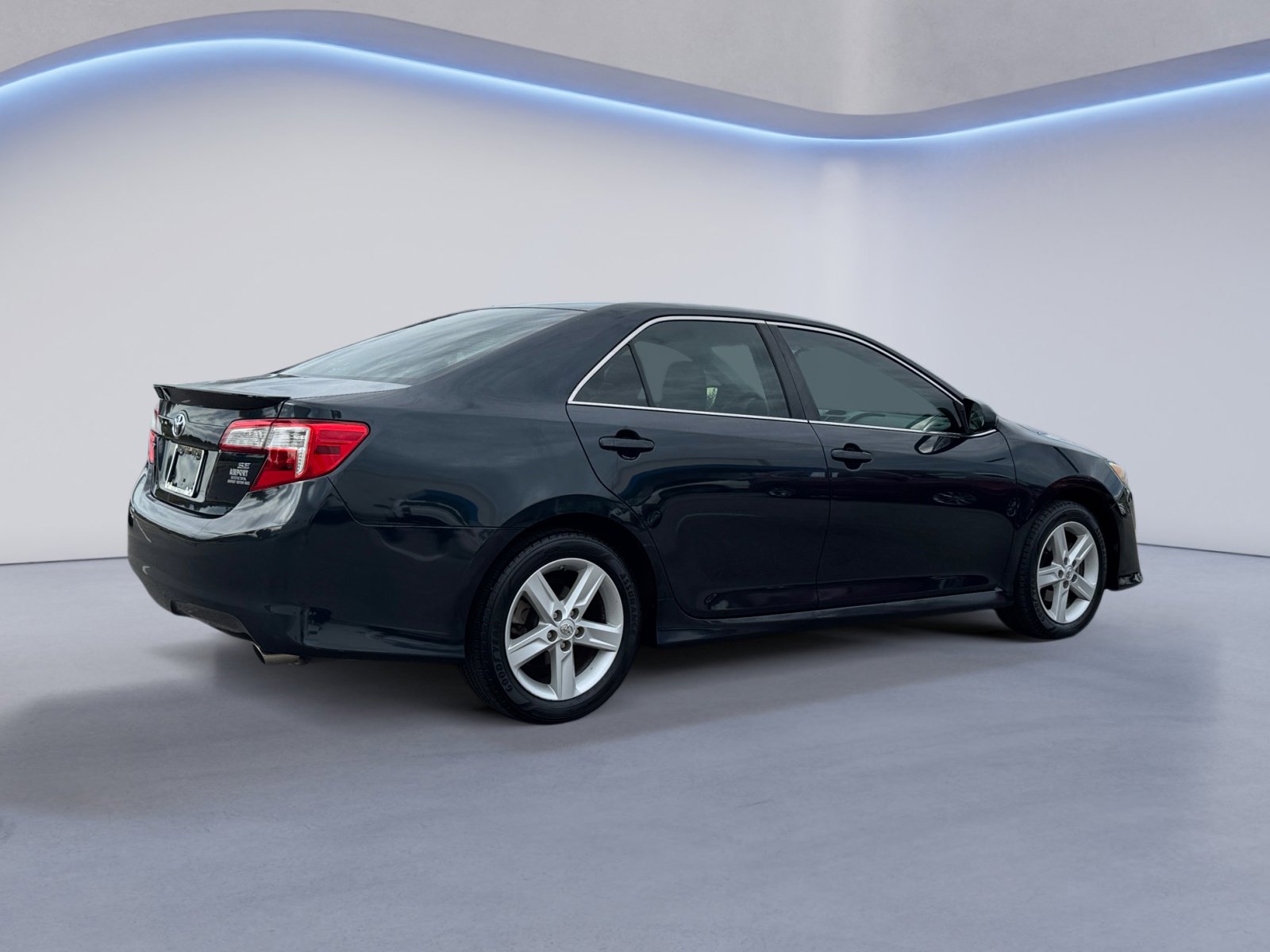 2014 Toyota Camry SE photo 3