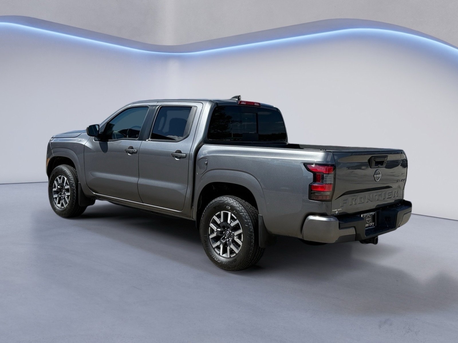 2024 Nissan Frontier Crew Cab SL photo 3