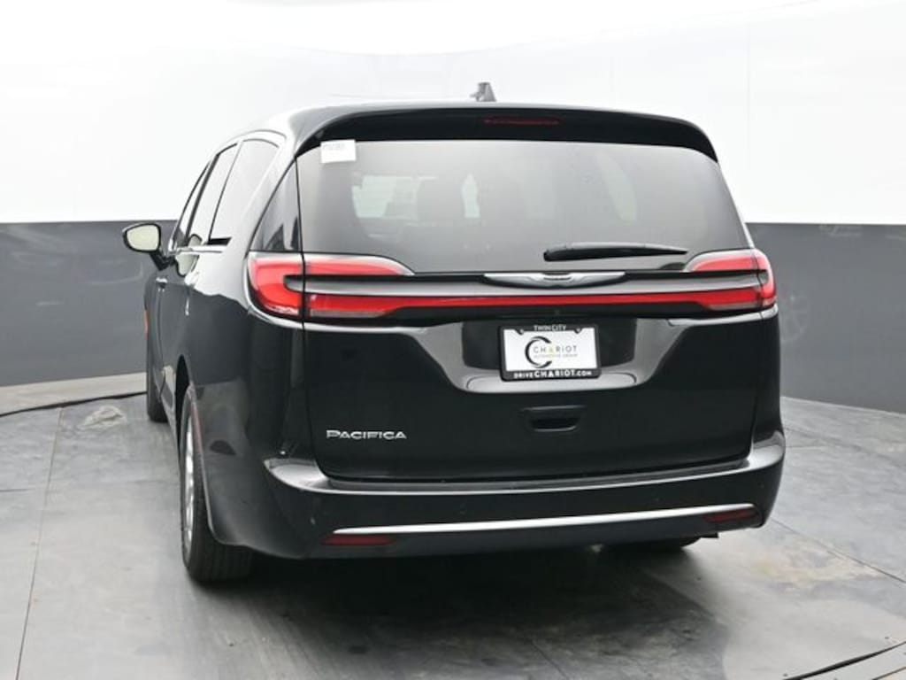 Used 2024 Chrysler Pacifica Touring L Minivan/Van