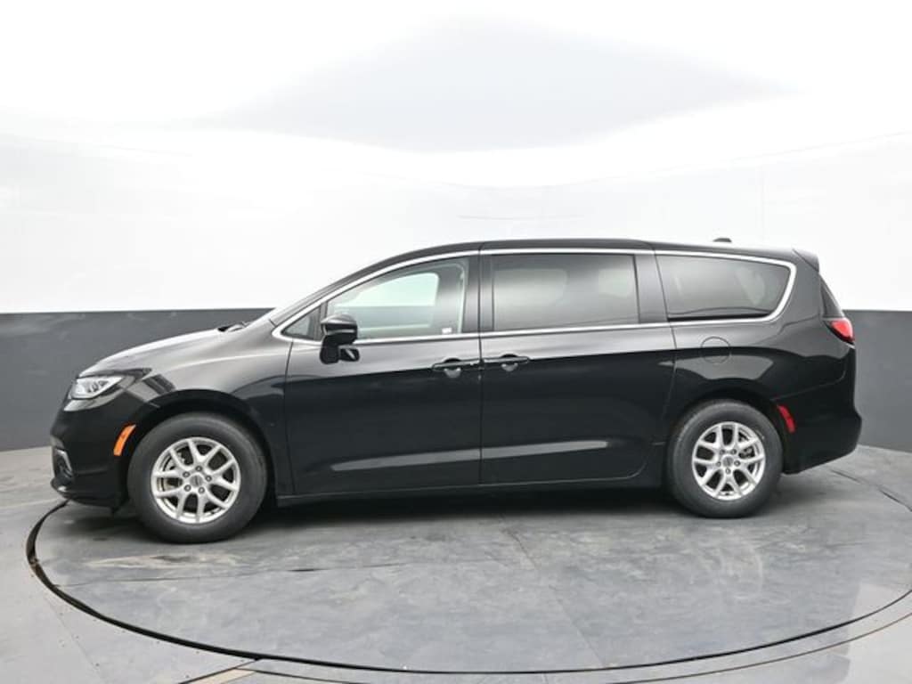 Used 2024 Chrysler Pacifica Touring L Minivan/Van