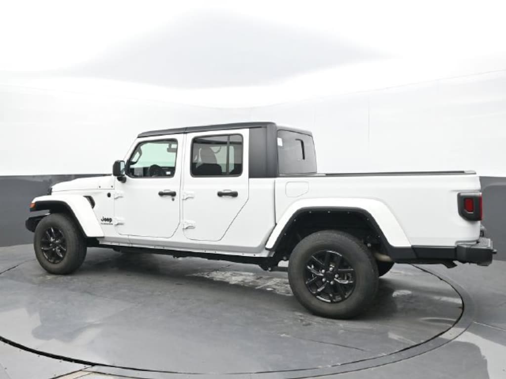 Used 2022 Jeep Gladiator Sport Truck
