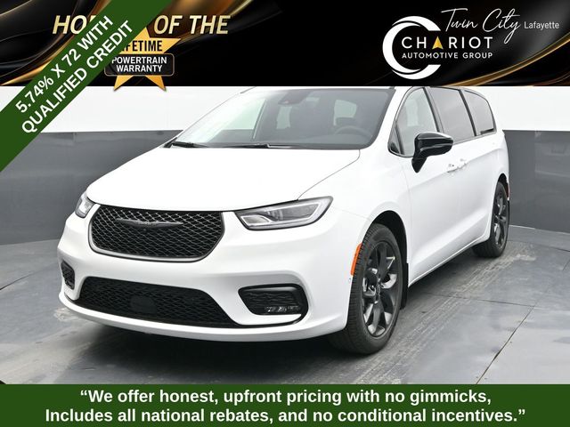 2026 Chrysler Pacifica Limited's photo