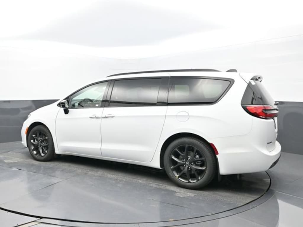 New 2026 Chrysler Pacifica Limited Passenger Van