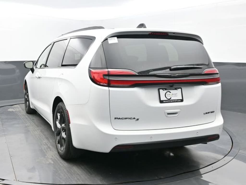 New 2026 Chrysler Pacifica Limited Passenger Van