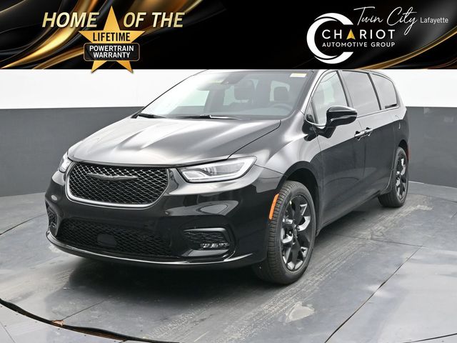 2026 Chrysler Pacifica Select's photo