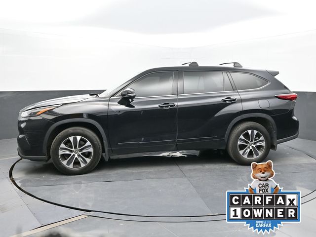 Used 2022 Toyota Highlander XLE with VIN 5TDHZRBH1NS214578 for sale in Lafayette, IN