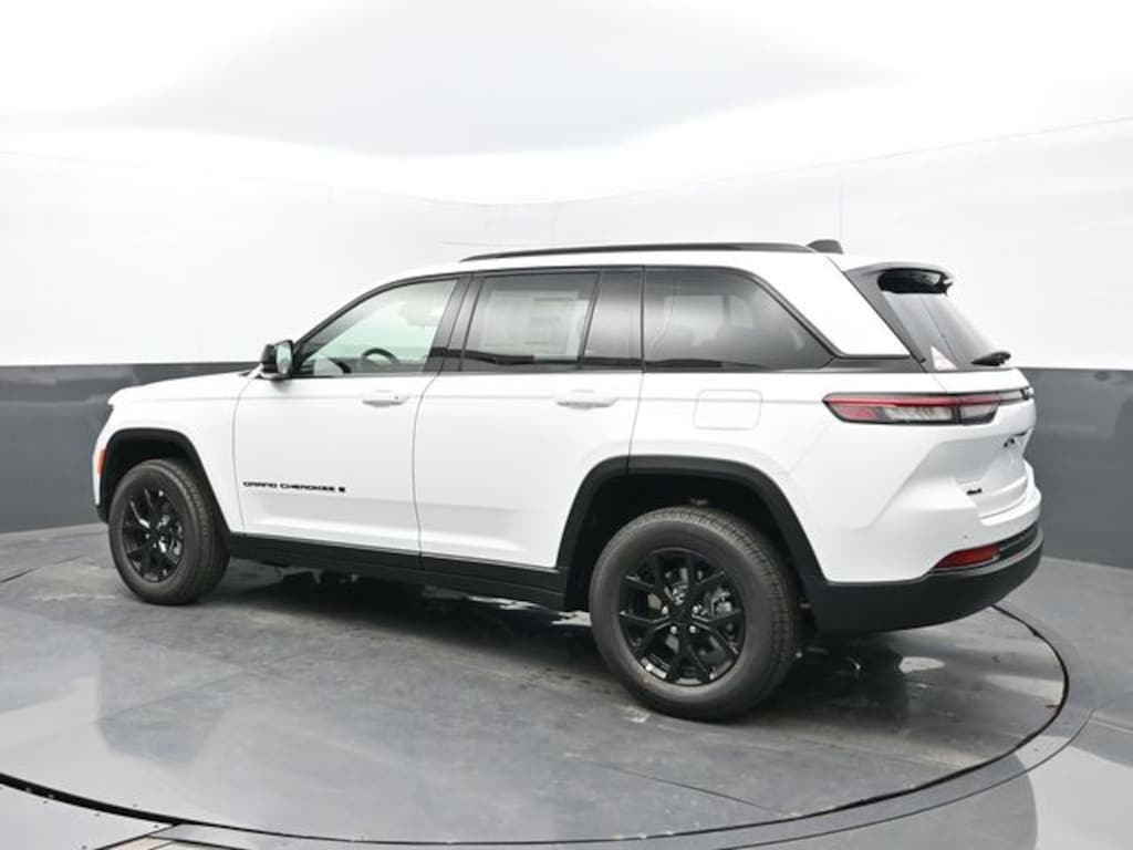 New 2025 Jeep Grand Cherokee Laredo Sport Utility