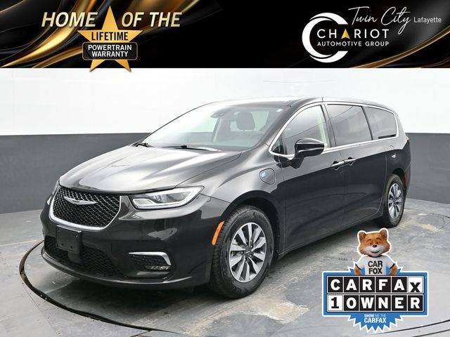 2024 Chrysler Pacifica PHEV Select's photo
