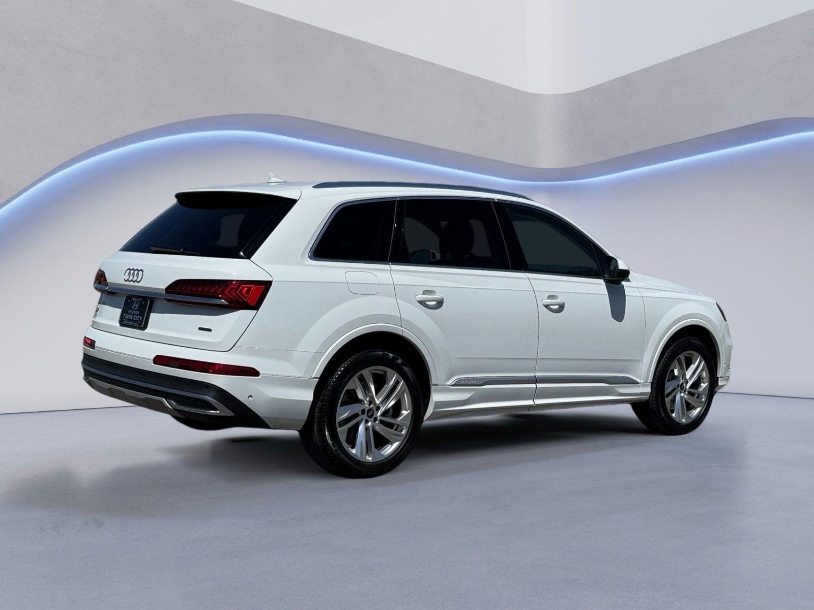 2024 Audi Q7 55 Premium Plus photo 2
