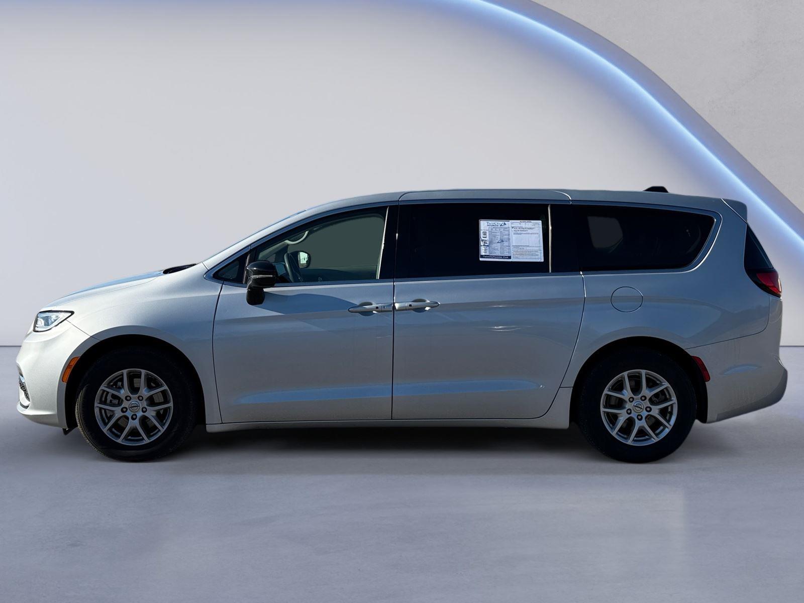 2024 Chrysler Pacifica Touring L photo 2