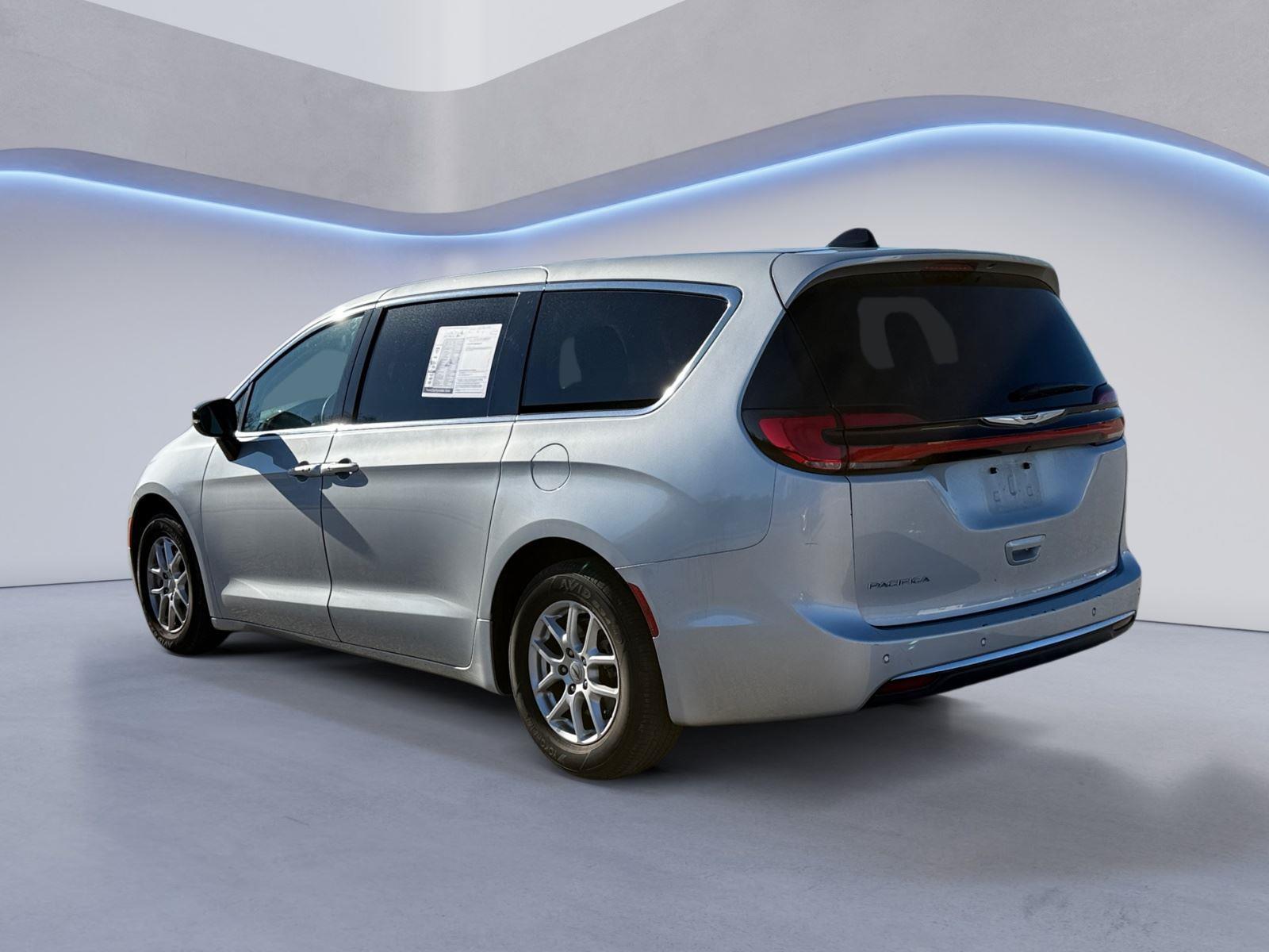 2024 Chrysler Pacifica Touring L photo 3