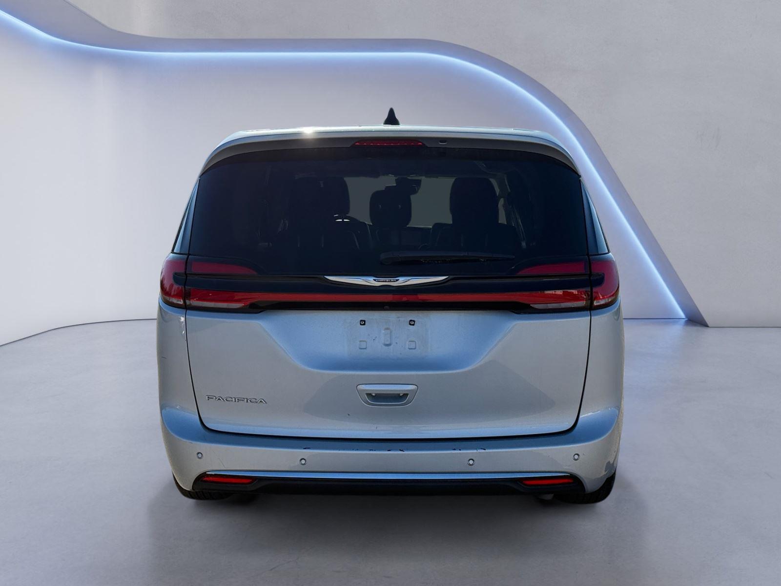 2024 Chrysler Pacifica Touring L photo 4