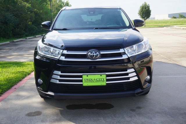 Used 2019 Toyota Highlander XLE with VIN 5TDKZRFH9KS561720 for sale in Port Arthur, TX