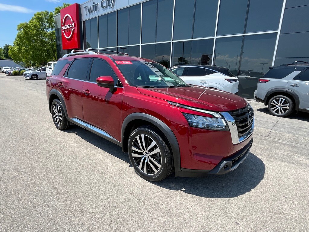 2023 Nissan Pathfinder Platinum photo 3