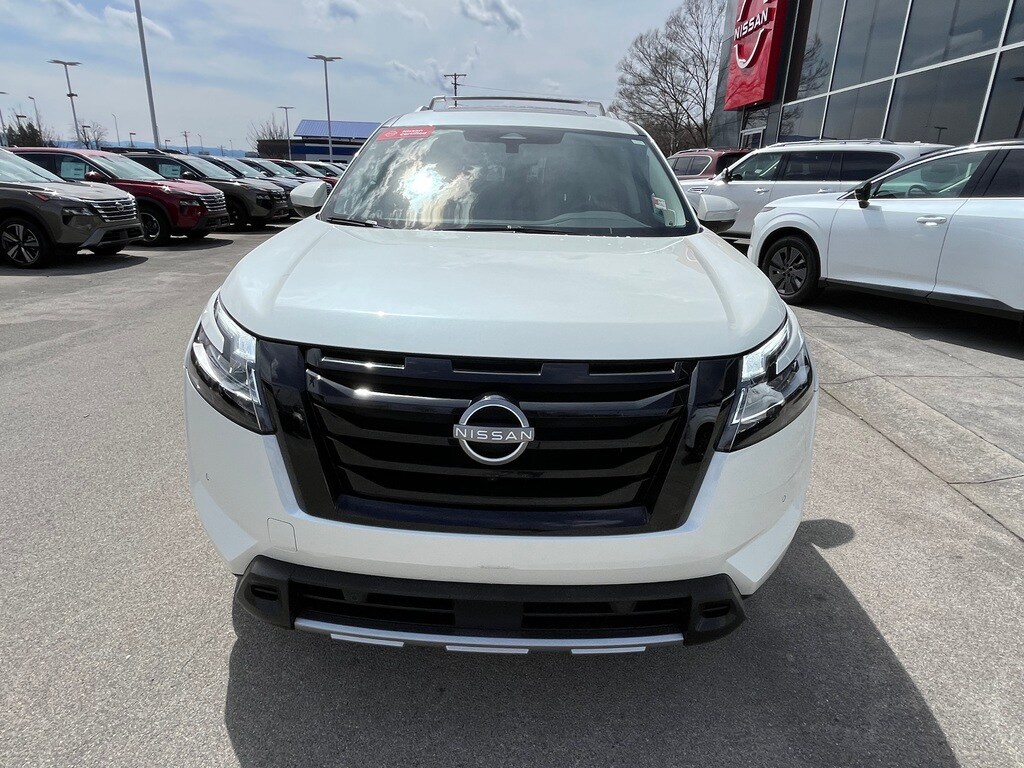 2024 Nissan Pathfinder SL photo 2