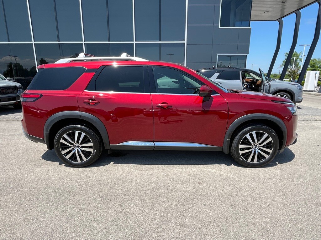 2023 Nissan Pathfinder Platinum photo 4