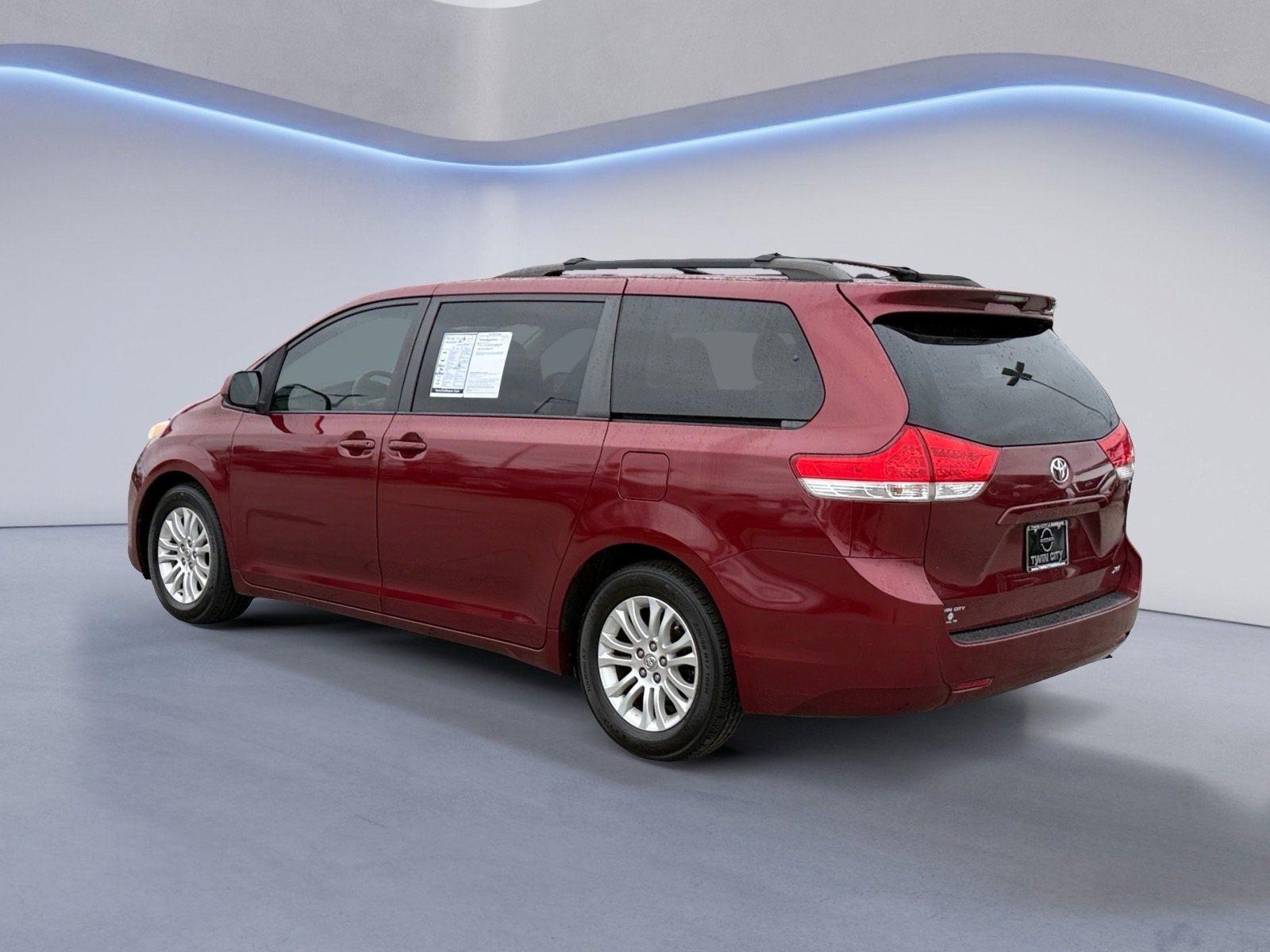 2012 Toyota Sienna XLE photo 3