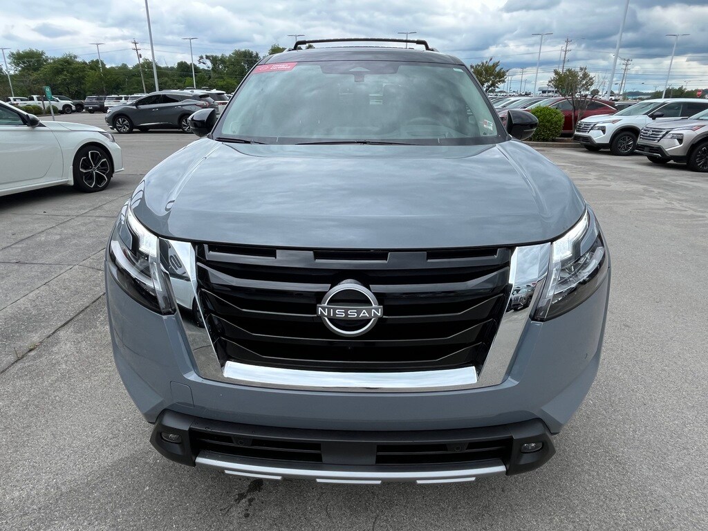 2024 Nissan Pathfinder Platinum photo 2