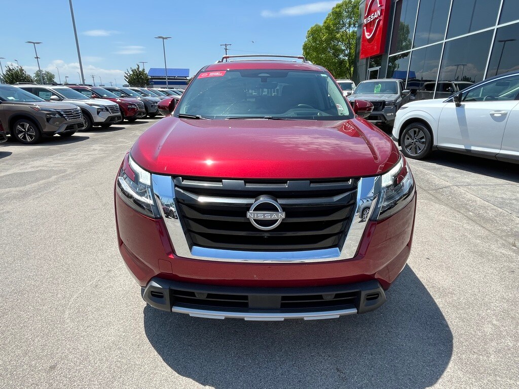 2023 Nissan Pathfinder Platinum photo 2