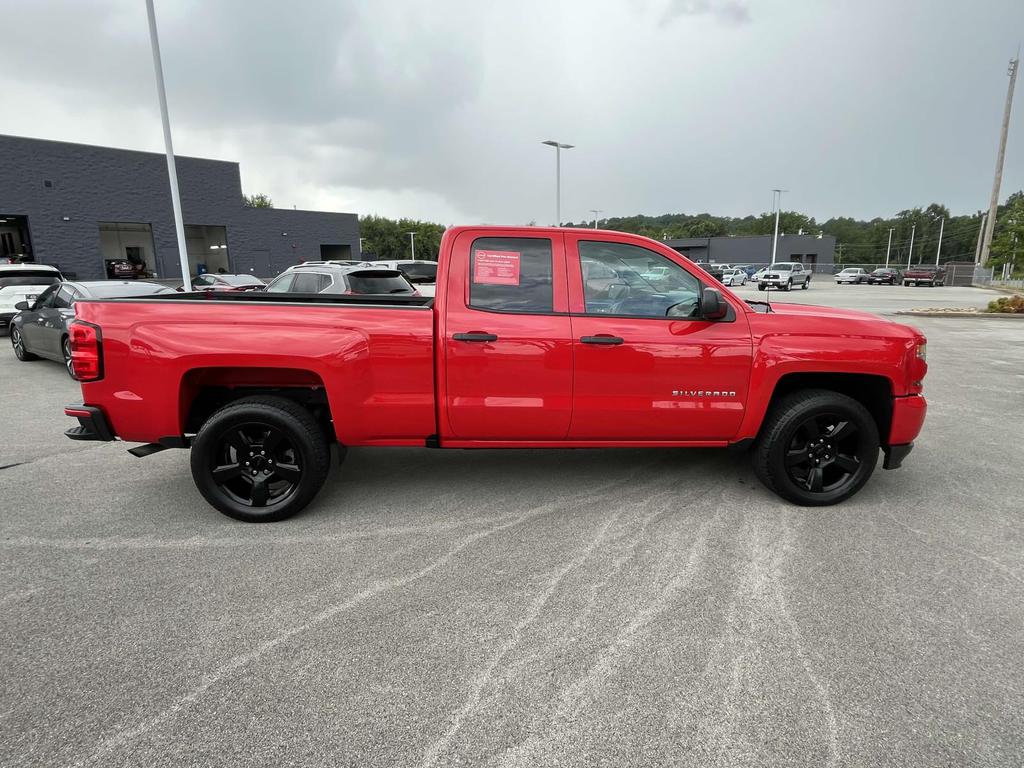 2016 Chevrolet Silverado 1500 Custom photo 4