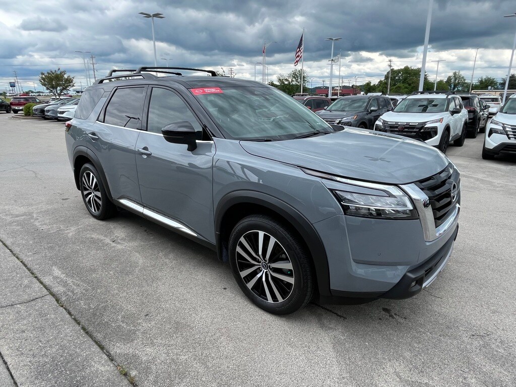 2024 Nissan Pathfinder Platinum photo 3