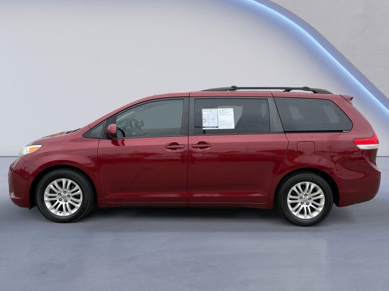 2012 Toyota Sienna XLE photo 2
