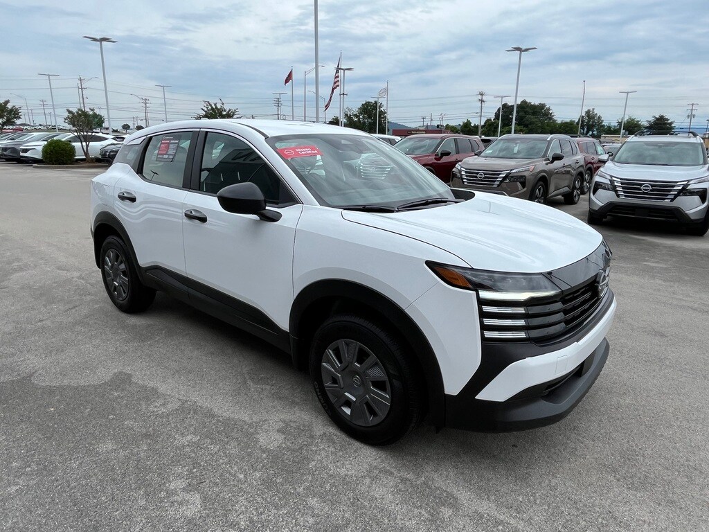 2025 Nissan Kicks S photo 3