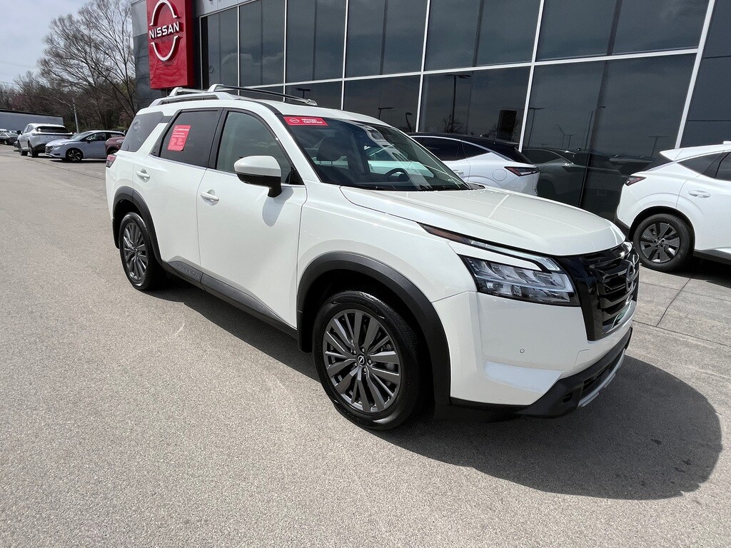 2024 Nissan Pathfinder SL photo 3