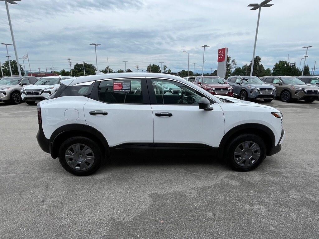 2025 Nissan Kicks S photo 4