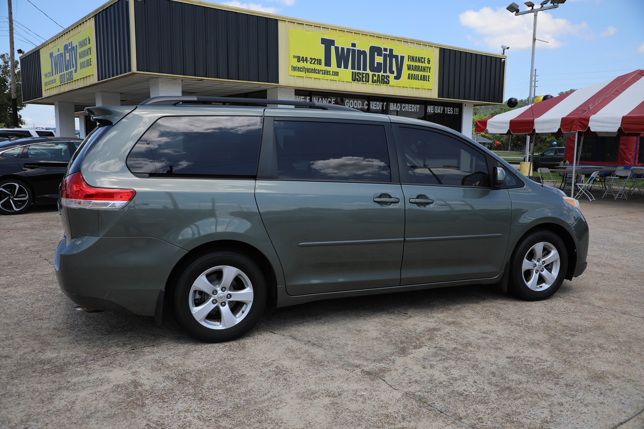2011 Toyota Sienna LE's photo