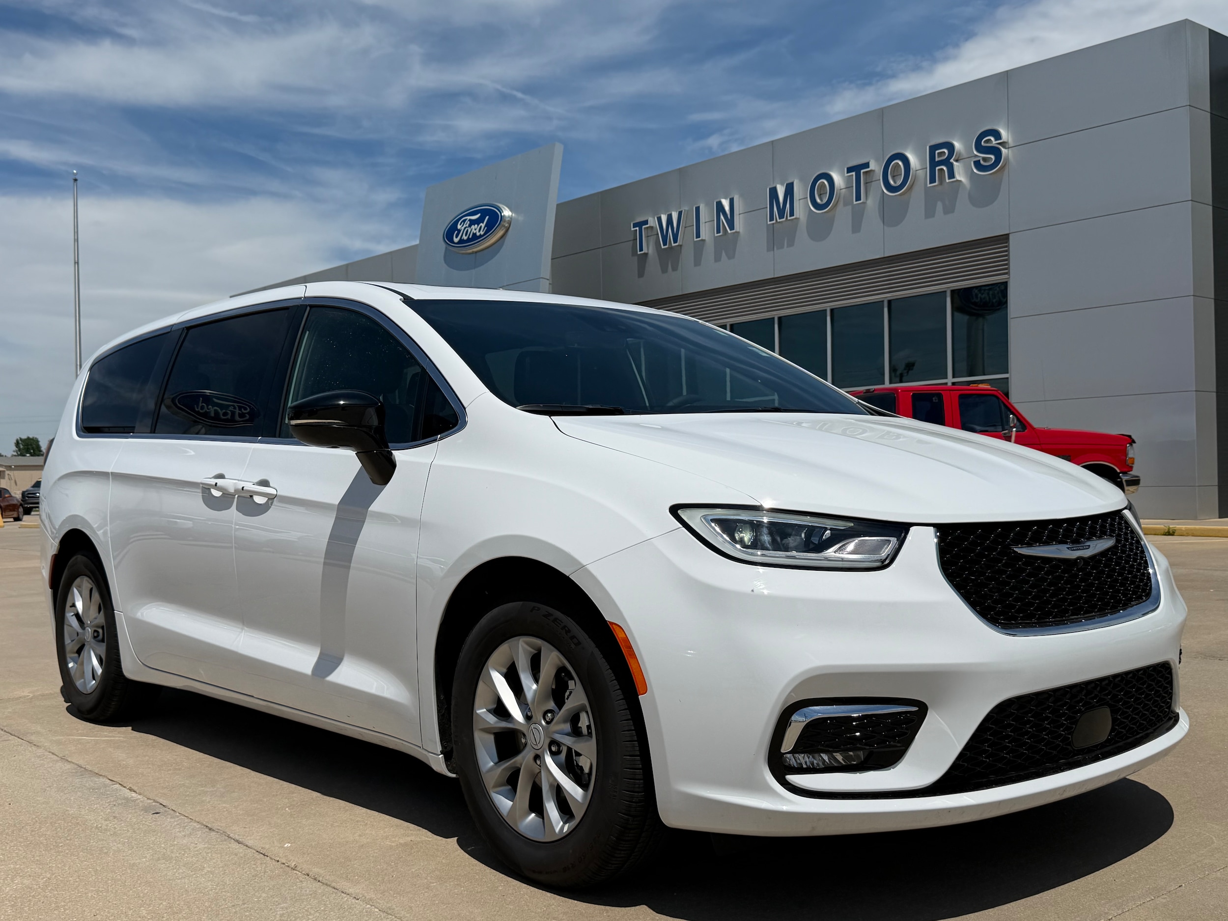2026 Chrysler Pacifica Limited's photo