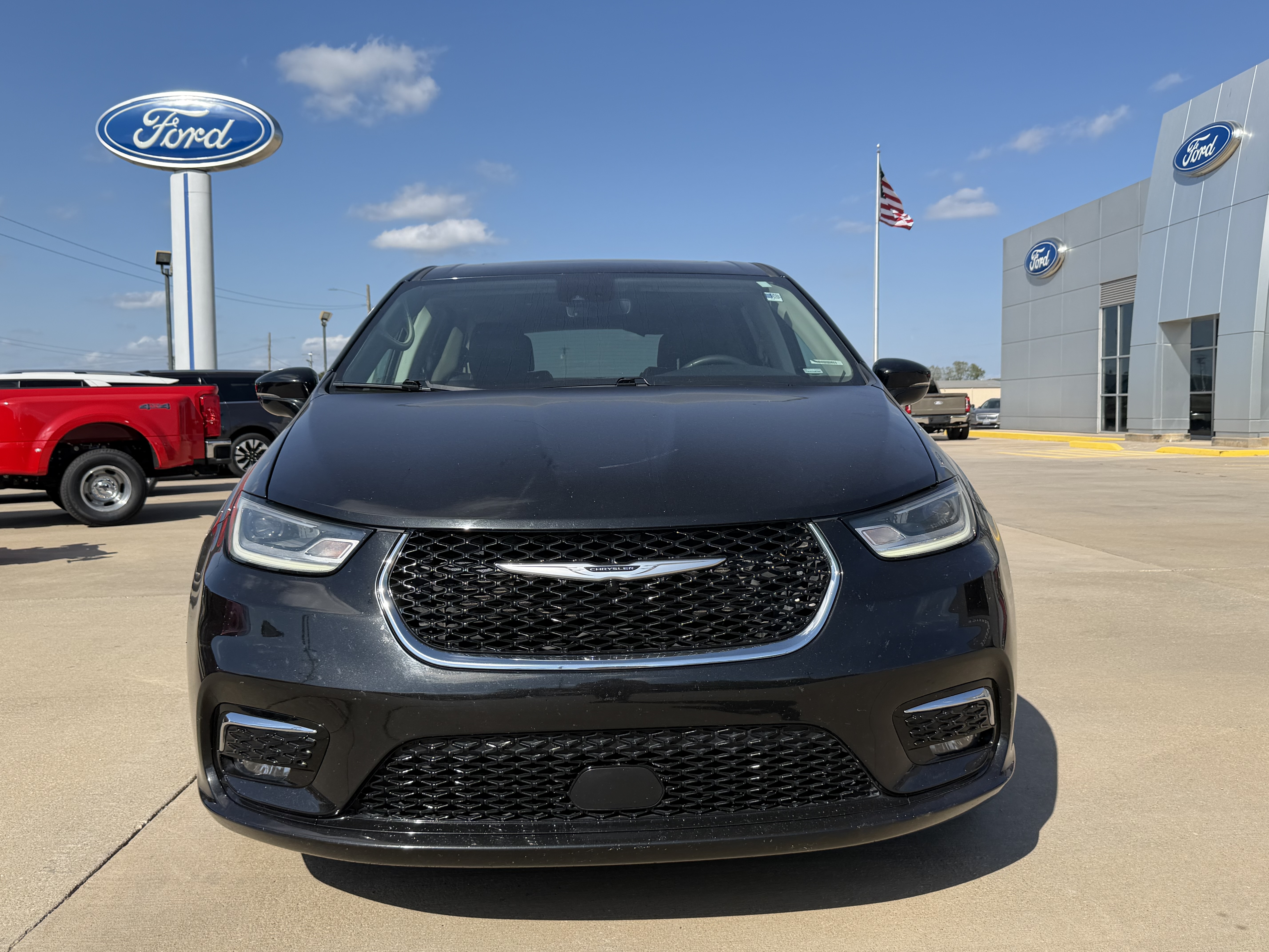 Used 2024 Chrysler Pacifica Limited with VIN 2C4RC1GG5RR101643 for sale in Kansas City