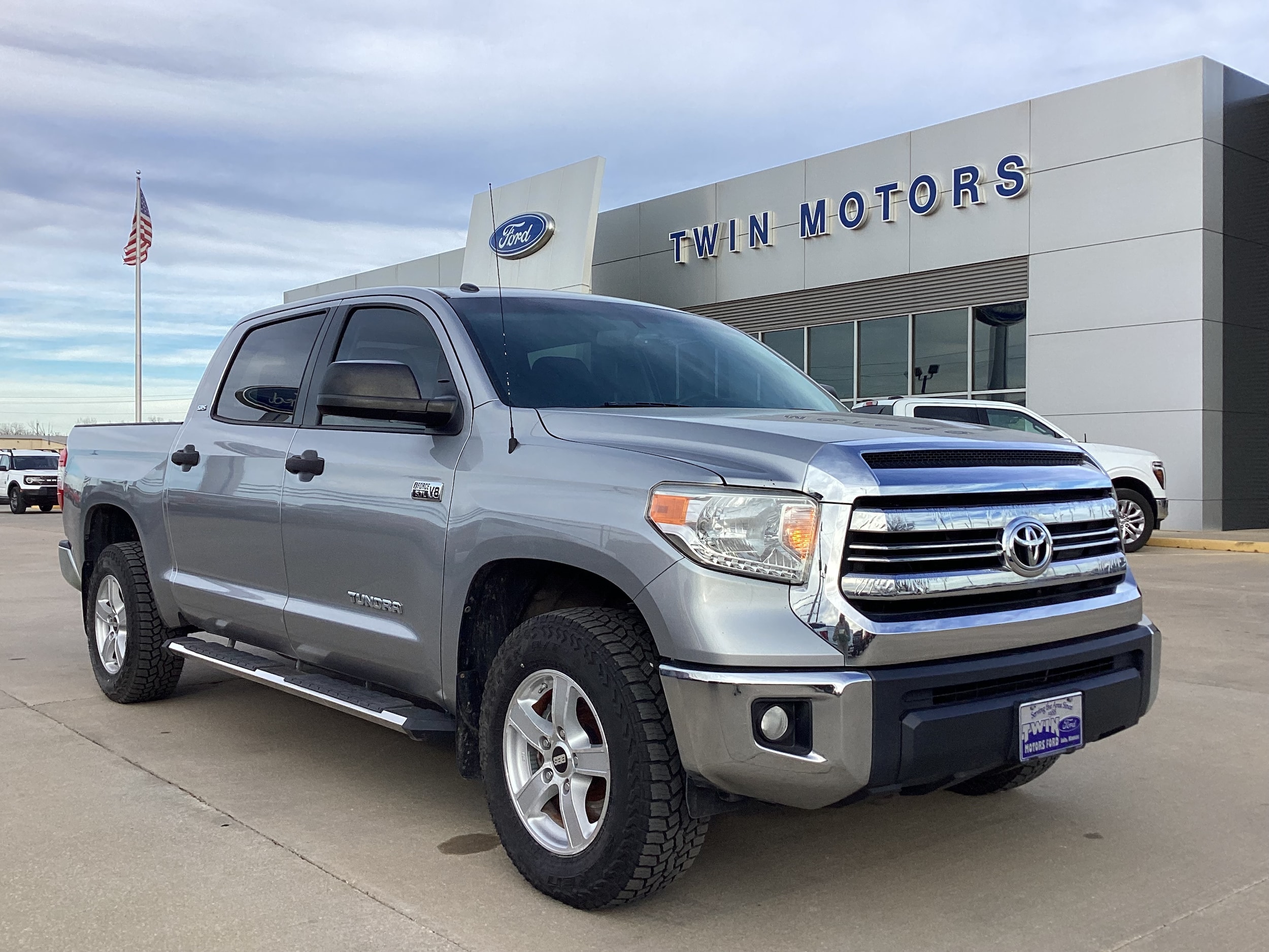 2017 Toyota Tundra SR5's photo