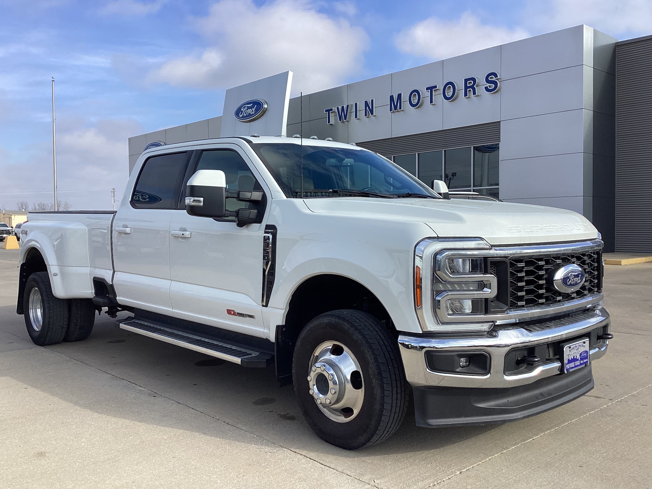 2023 Ford F-350 Super Duty Lariat's photo