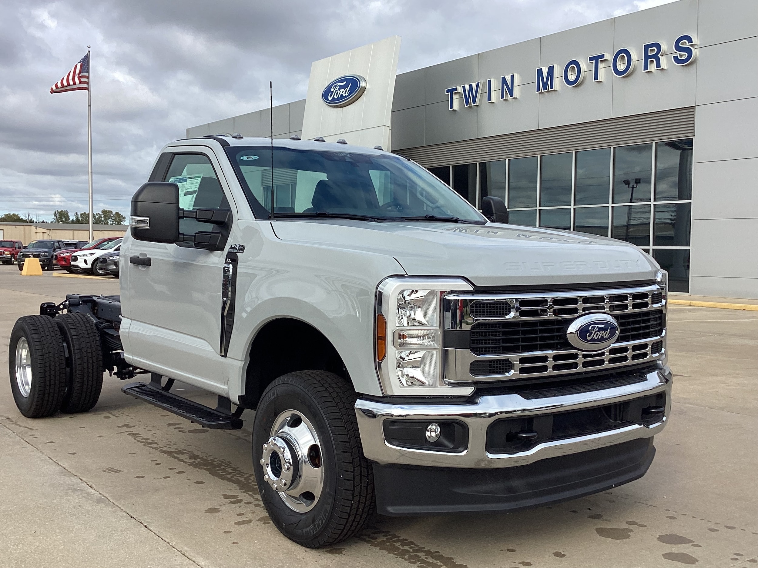 2026 Ford F-350 Super Duty Chassis Cab XL's photo