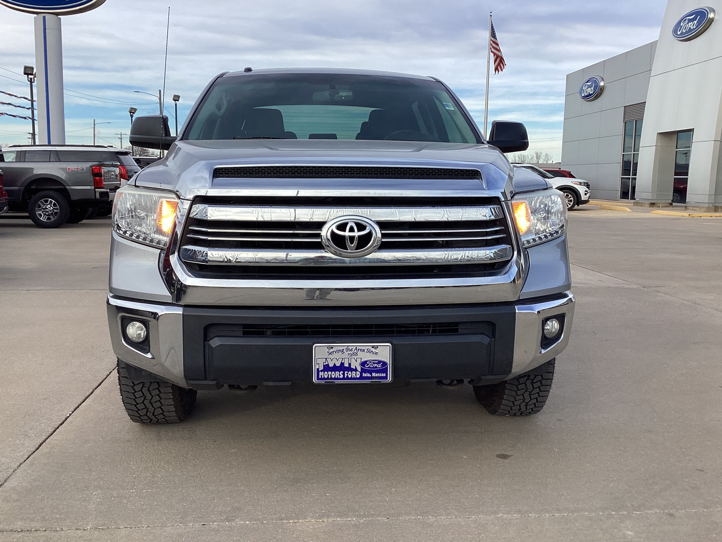 Used 2017 Toyota Tundra SR5 with VIN 5TFDW5F14HX625372 for sale in Kansas City