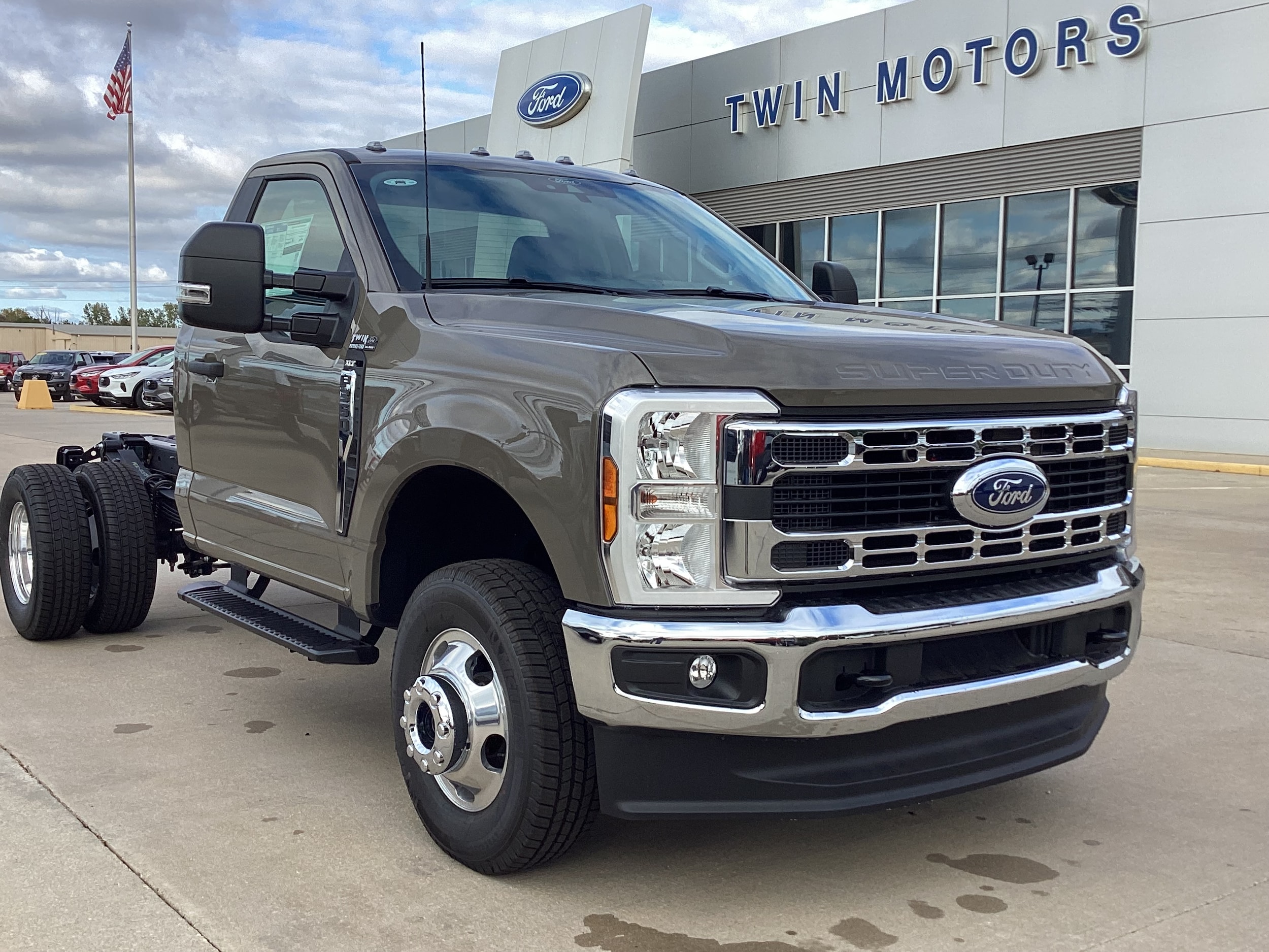 2026 Ford F-350 Super Duty Chassis Cab XLT's photo
