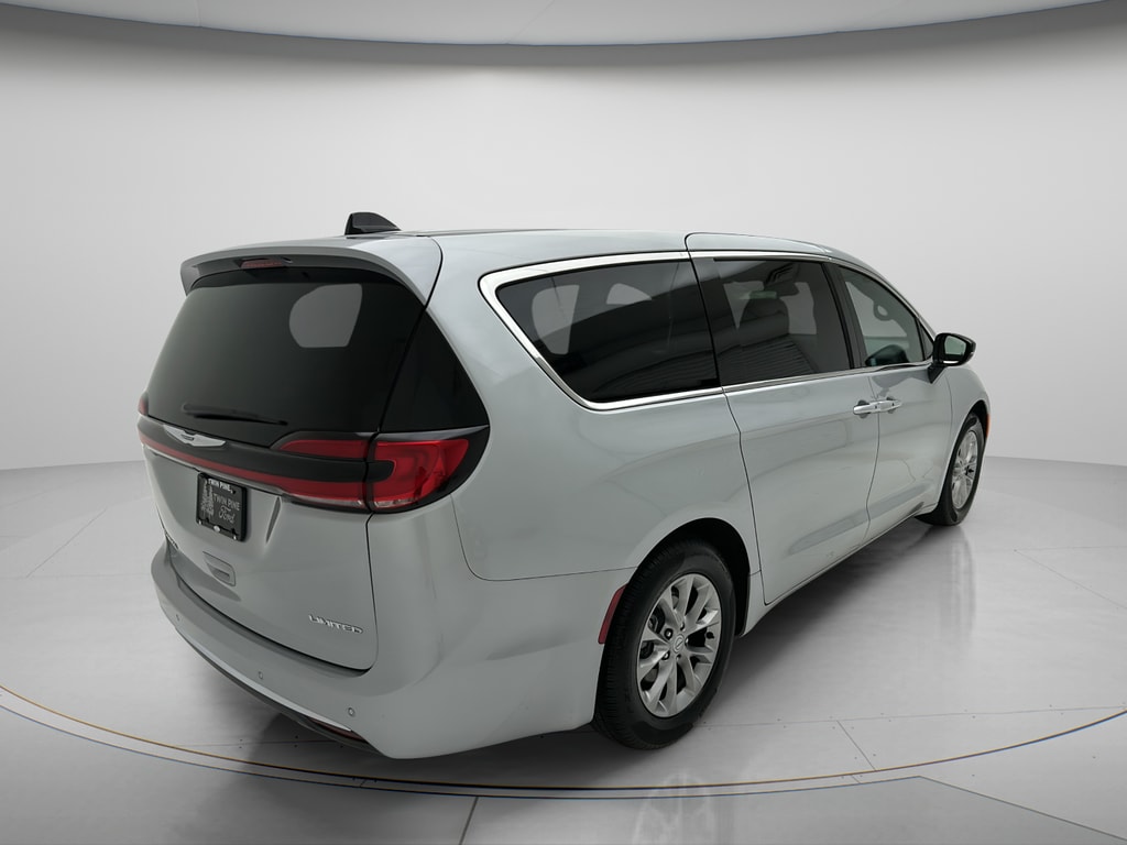 Used 2026 Chrysler Pacifica Limited Minivan/Van