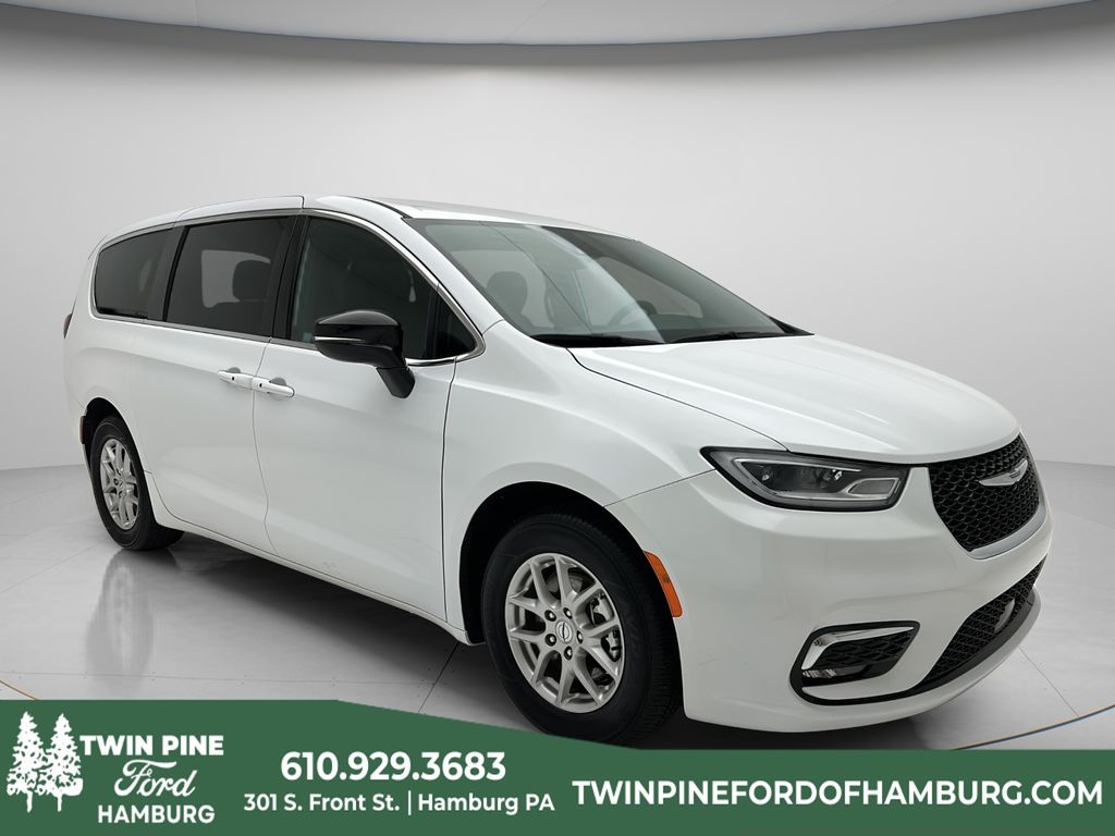 2025 Chrysler Pacifica's photo