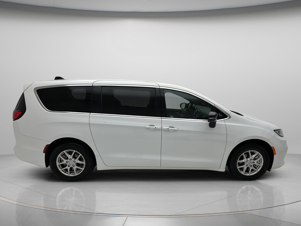 Used 2025 Chrysler Pacifica Select Minivan/Van