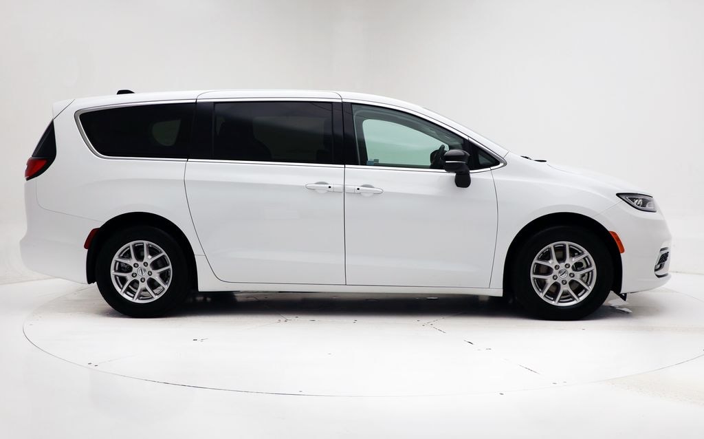 Used 2024 Chrysler Pacifica Touring L Minivan/Van